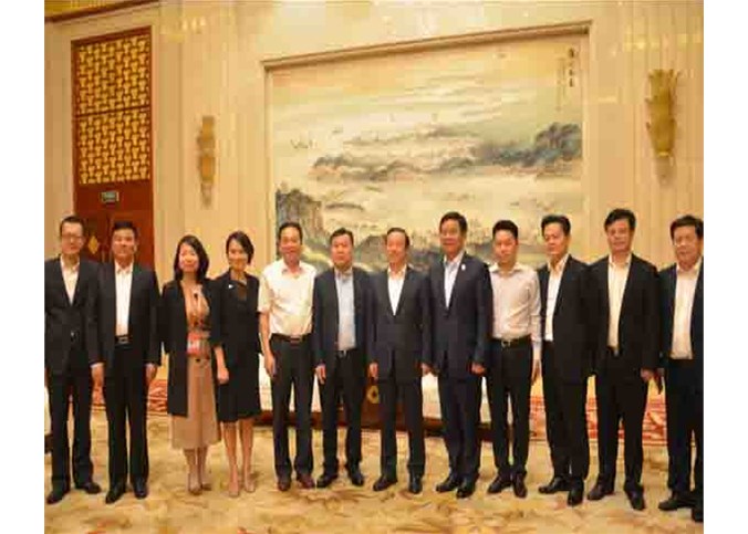 湖南省委副書記、省長(zhǎng)許達(dá)哲接見(jiàn)安徽富通工業(yè)集團(tuán)董事長(zhǎng)鄒益堅(jiān)及參加中博會(huì)客商